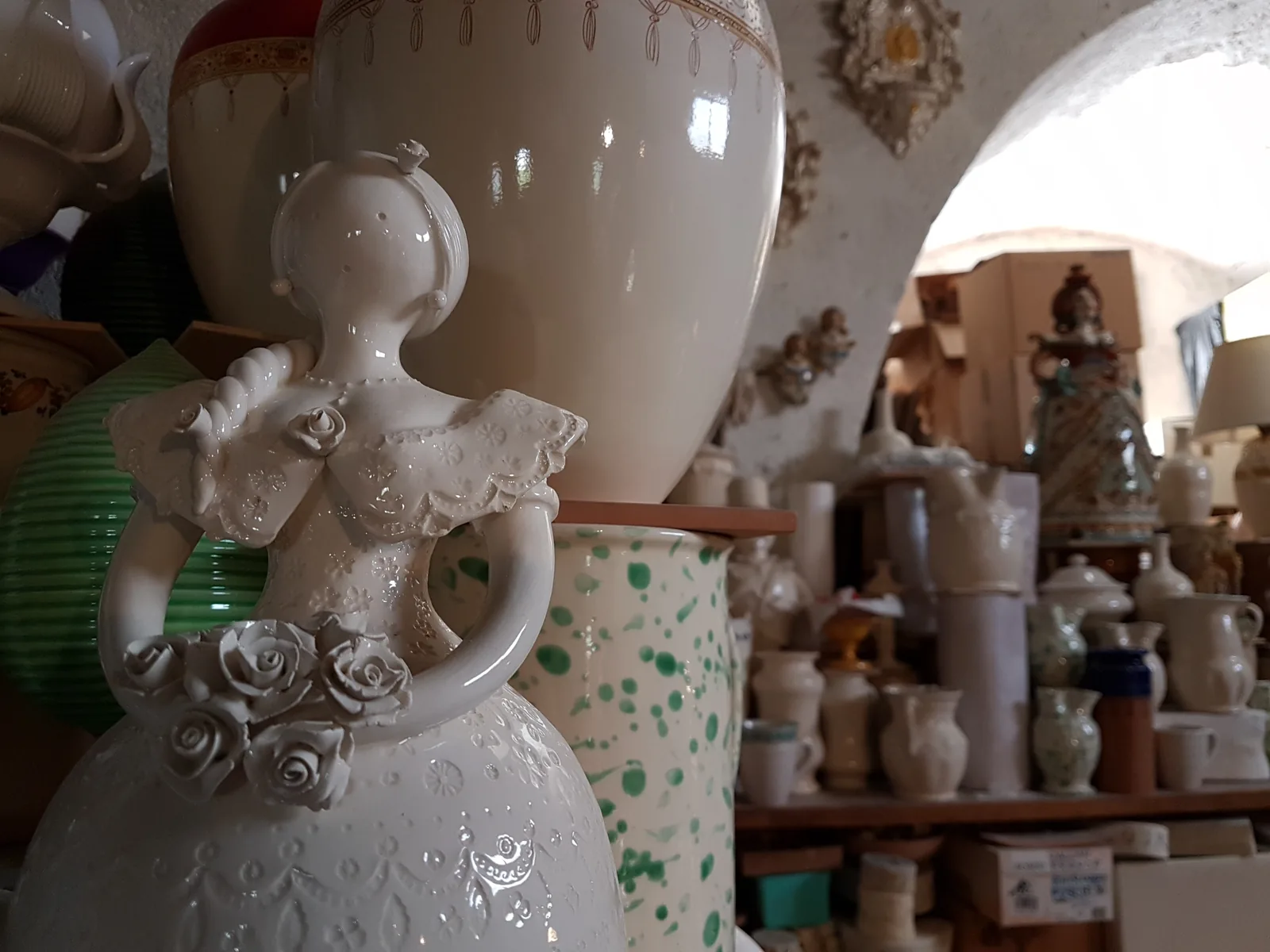 Ceramiche artistiche in una bottega del quartiere di Grottaglie