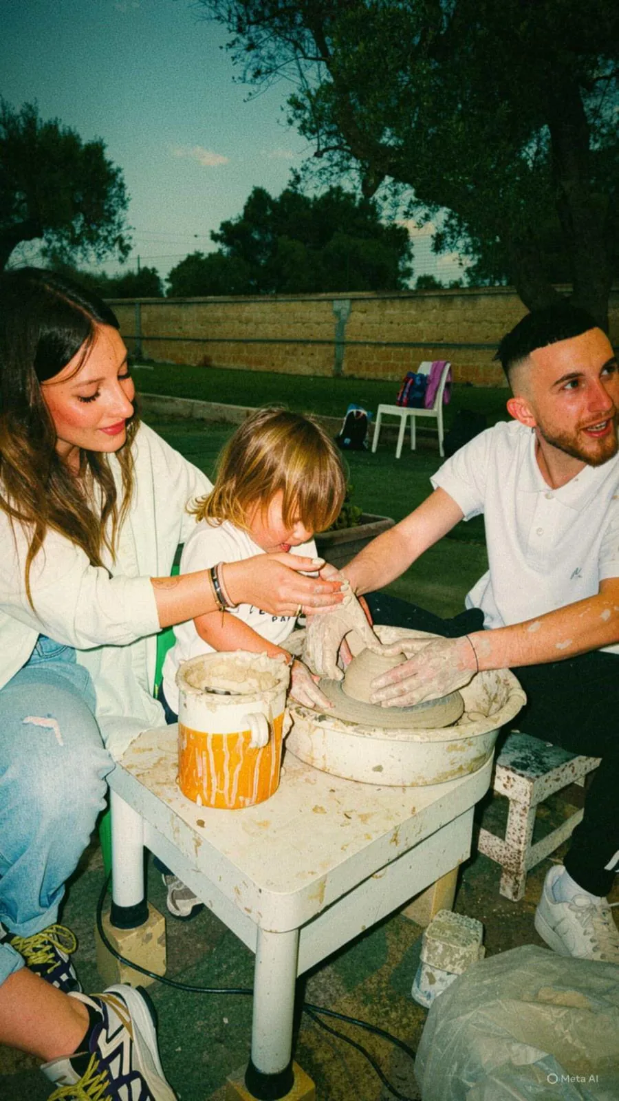Una famiglia al tornio durante un laboratorio all'aperto