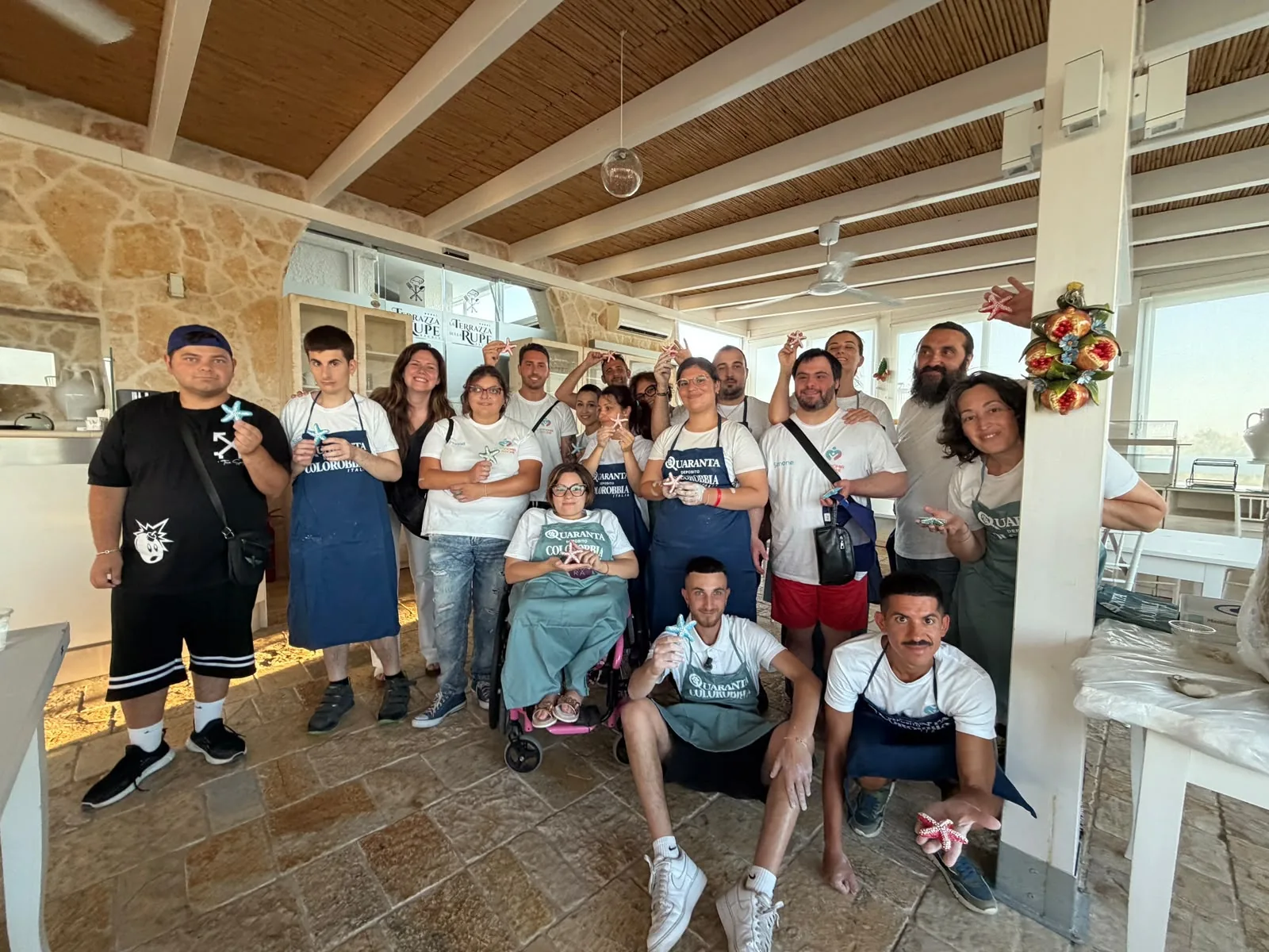 Il gruppo dei partecipanti a un laboratorio di Rosa Academy