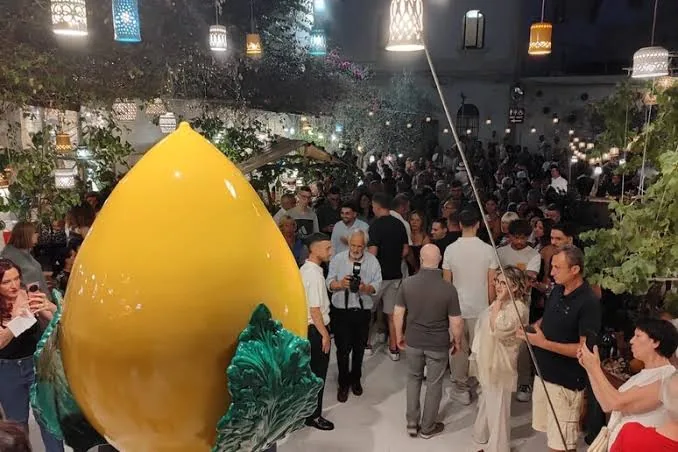 Il pùmo gigante di Grottaglie durante un evento serale